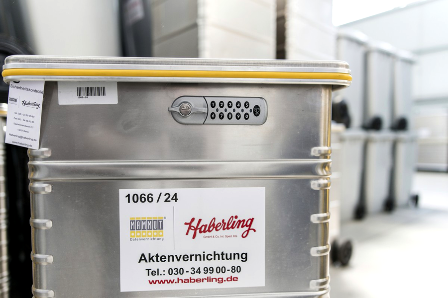 Verschlossener Sicherheitsbehälter von Haberling mit Zahlenschloss und Etikett für die Aktenvernichtung